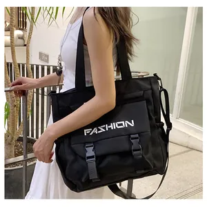 Vue extérieure d'un grand sac cabas en toile noir avec imprimé blanc FASHION