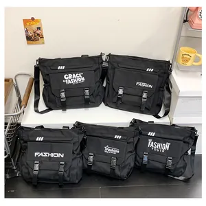 Détail de sacs bandoulière noirs en nylon avec boucles et design de poches utilitaires