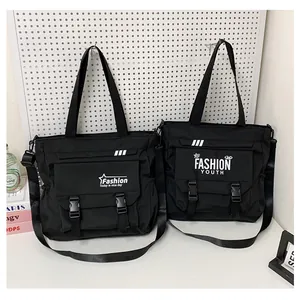 Vue détaillée de sacs fourre-tout en toile noire avec boucles et imprimé mode blanc