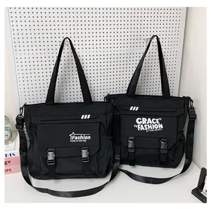 Détail macro de sacs bandoulière en nylon noir avec poches à boucles et imprimés