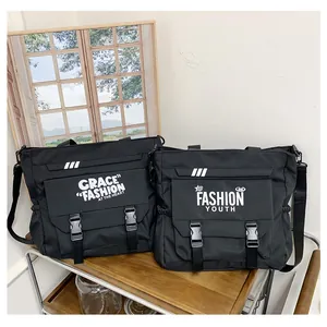 Détail de sacs à bandoulière en nylon noir avec doubles boucles sur chariot en bois