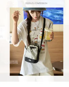 Bolso bandolera impermeable con cordón y etiqueta sobre un atuendo casual de modelo