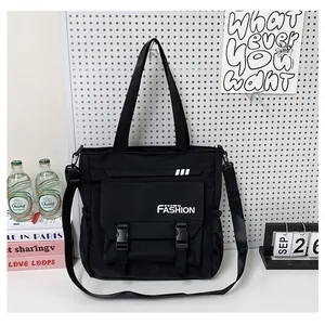 Sac bandoulière en toile noire avec grandes poches à boucles et bandoulière réglable