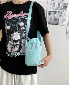 Hellblaue Nylon-Umhängetasche mit Kordelzug und vorderer Reißverschlusstasche
