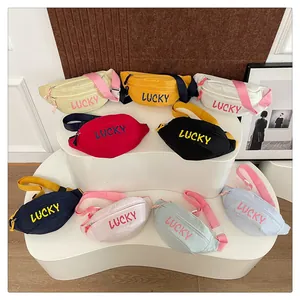 Sammlung bunter Nylon-Umhängetaschen mit Lucky-Schriftzug in neun verschiedenen Farben