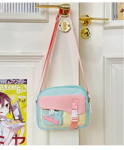 Dettaglio della borsa a tracolla in nylon tricolore con patchwork verde menta, rosa e giallo