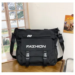 Détail du grand sac messager noir avec boucles en plastique et imprimé mode artistique
