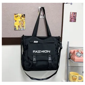 Vue détaillée du sac bandoulière utilitaire noir avec imprimé mode et boucles doubles