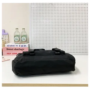 Détail du sac à bandoulière noir de grande capacité avec sangle en nylon et boucle