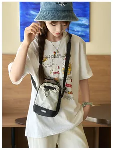 Bolso bandolera impermeable con cierre de cordón y parche de moda en tela crema