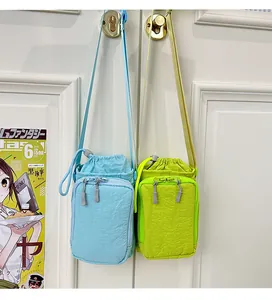 Detailansicht bunter Nylon-Umhängetaschen mit Kordelzug und praktischer Fronttasche