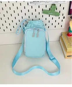 Details einer hellblauen Nylon-Handytasche mit verstellbarem Gurt und Kordelzug