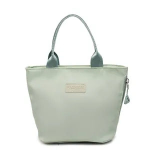 Borsa tote verde menta minimalista con etichetta 'FASHION' e chiusura con zip