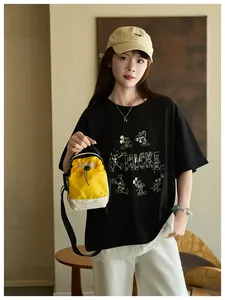 Bolso bandolera informal amarillo y blanco, combinado con ropa casual de verano