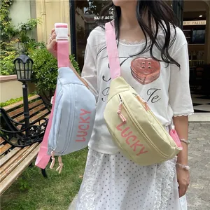 Schicke pastellblaue und beige Brusttaschen für Damen mit rosa LUCKY Aufdruck