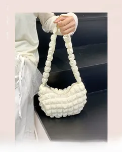 Détail du sac nuage crème montrant la texture gaufrée et la bandoulière froncée