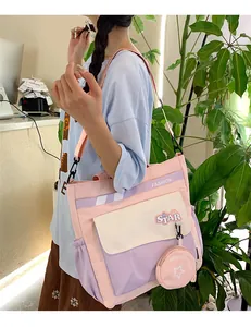 Détail du sac fourre-tout patchwork avec broderie STAR et petit porte-monnaie étoile