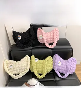 Détail de sacs à bandoulière plissés colorés avec broderie de nuage arc-en-ciel