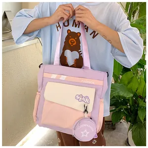 Détail du cabas bicolore violet et rose avec ruban FASHION et petit porte-monnaie étoile
