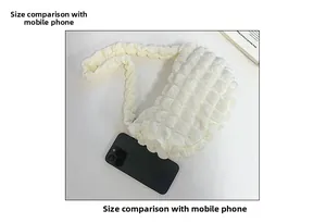 Petit sac nuage plissé crème, comparaison de taille avec un smartphone