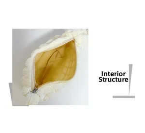 Vue détaillée de la structure interne spacieuse de ce sac nuage plissé couleur crème