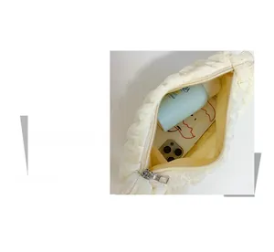Vue détaillée de l'intérieur spacieux du sac nuage blanc texturé avec fermeture éclair