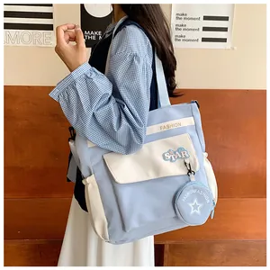Détail du sac fourre-tout pour étudiantes résistant à l'eau avec couleurs contrastées