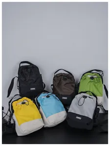 Colección de bolsos bandolera coloridos en nailon impermeable con cierre de cordón