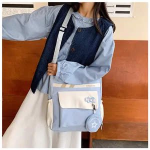 Détail du sac d'école coréen en toile avec broderie étoile bleue et petite pochette