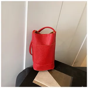 Dettaglio della mini borsa a secchiello in pelle rossa martellata con trama e fodera