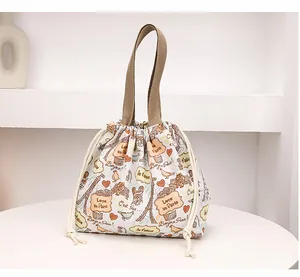 Détail du sac à lunch en toile avec imprimé floral français et cordon de serrage