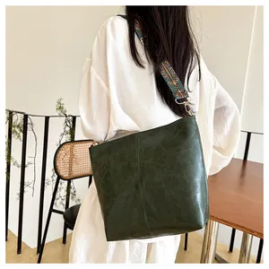 Detailed view of the dark green tote bag with ethnic pattern wide shoulder strap