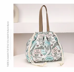 Détail du sac seau en toile avec imprimé Tour Eiffel et fermeture par cordon coton