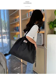 Große schwarze Nylon-Einkaufstasche mit Kordelzug, Detailaufnahme der Schultertasche