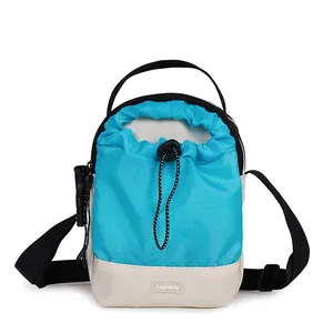 Bandolera de nylon impermeable con tejido ripstop azul y correa de hombro ajustable