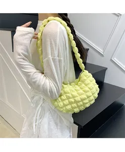 Détail du sac nuage froncé jaune clair avec bandoulière à volants et texture bulles