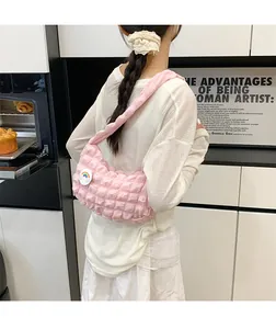 Détail de la texture d'un sac nuage plissé rose avec badge arc-en-ciel décoratif