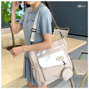 Détail du sac bandoulière abricot avec grande poche avant et breloque étoile décorative