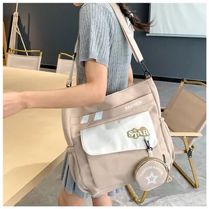 Détail du sac fourre-tout en nylon kaki avec broderie Fashion Star et pendentif porte-monnaie