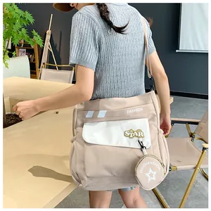 Détail du grand sac cabas beige en nylon avec logo fashion star et petit porte-monnaie