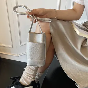 Mini borsa chic in ecopelle argento con trama a grana e manico sottile minimalista