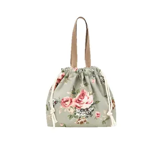 Sac seau en toile fleurie vert sauge avec motif roses pour le déjeuner ou le rangement