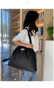 Detail der schwarzen wasserdichten Nylon-Tasche mit Kordelzug und rotem gewebtem Etikett
