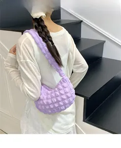 Gros plan sur la texture gaufrée lavande d'un sac à bandoulière chic pour femme