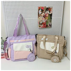 Détail du sac cabas bicolore avec poche avant et petit porte-monnaie étoile rond