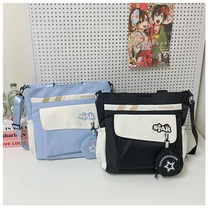 Détails de sacs fourre-tout imperméables avec sangles contrastées à la mode