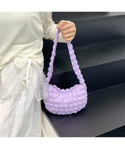 Vue détaillée de la texture bulle lavande et forme en croissant du sac à bandoulière hobo