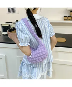 Détail du sac nuage froncé violet montrant le tissu gaufré et la bandoulière courbée