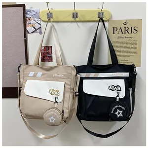 Vue détaillée de grands sacs en toile avec logo FASHION et petit porte-monnaie