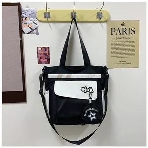 Détail du sac fourre-tout contrasté noir et blanc avec mini pochette ronde amovible